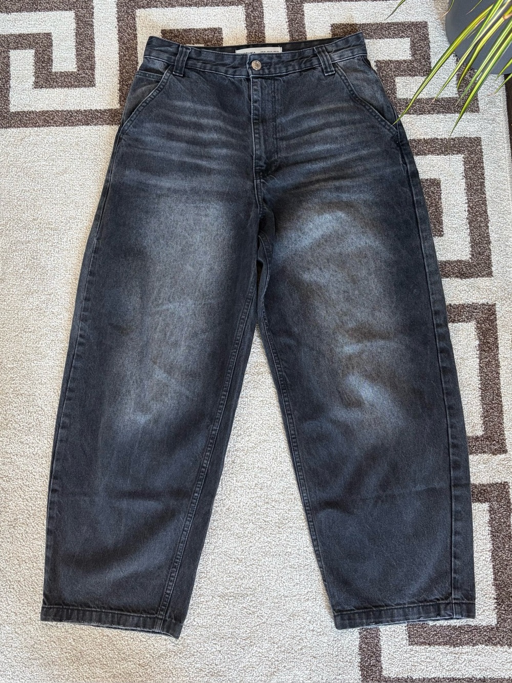 Bershka Baggy Balloon Barrel Faded Black
Grey Denim Jeans Pants EUC Size 4